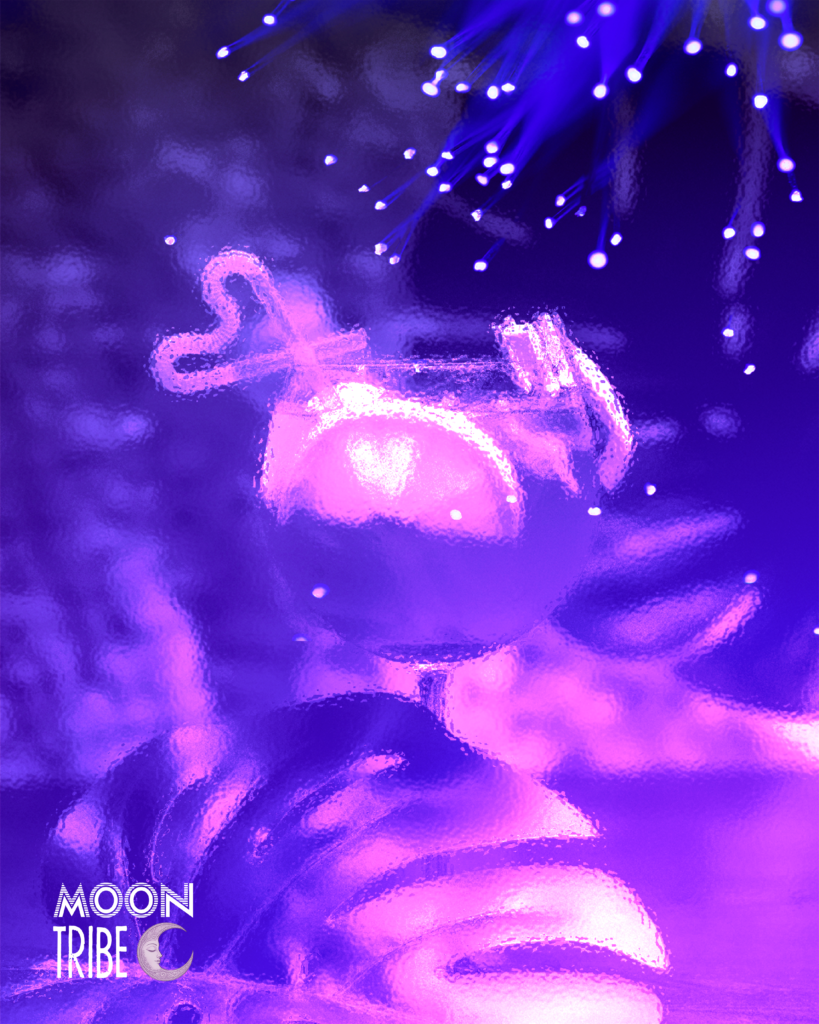 Publication Instagram Moon Tribe avec grille colorée en dégradés violets, bleus et roses, effets de verre abstraits et photos de fêtards dansant