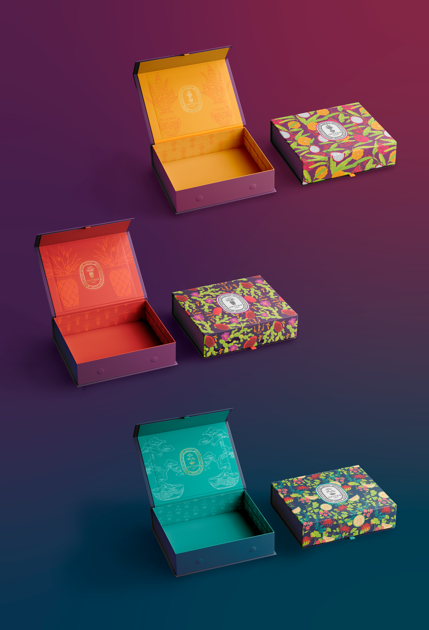 Les trois coffrets Diptyque édition limitée Voyage alignés, avec leurs motifs tropicaux extérieurs et leurs intérieurs colorés illustrés d'une plante iconique de chaque pays