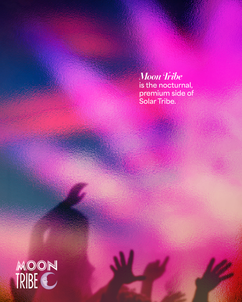 Publication Instagram Moon Tribe avec grille colorée en dégradés violets, bleus et roses, effets de verre abstraits et photos de fêtards dansant