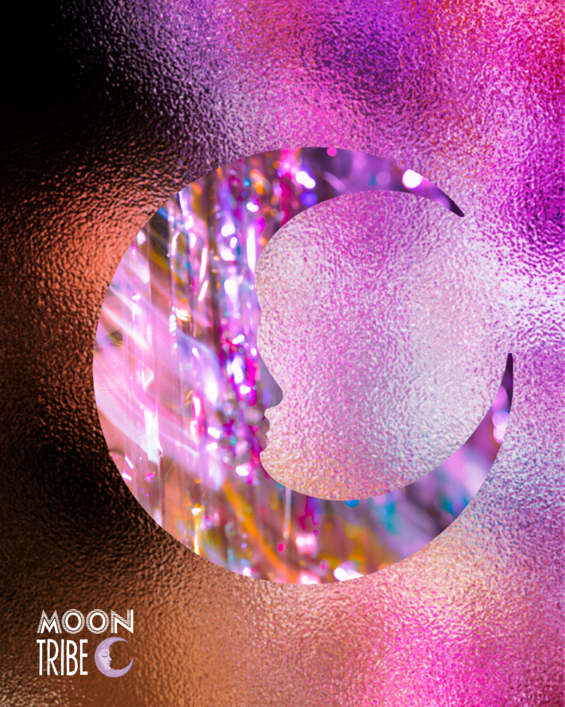 Publication Instagram Moon Tribe avec grille colorée en dégradés violets, bleus et roses, effets de verre abstraits et photos de fêtards dansant