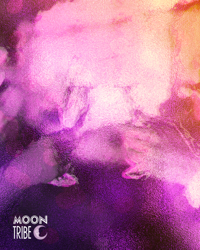 Publication Instagram Moon Tribe avec grille colorée en dégradés violets, bleus et roses, effets de verre abstraits et photos de fêtards dansant